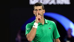 Djokovic, la caviglia gira ma batte Van de Zandschulp e zittisce i fan. Osaka si ritira e rispunta Kalinskaya