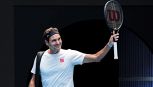 Federer torna in campo e batte Ruud al tie-break: l'ovazione di Melbourne dopo lo sgarbo a Sinner