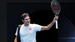 Federer torna in campo e batte Ruud al tie-break: l'ovazione di Melbourne dopo lo sgarbo a Sinner