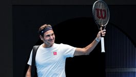 Federer torna in campo e batte Ruud al tie-break: l'ovazione di Melbourne dopo lo sgarbo a Sinner