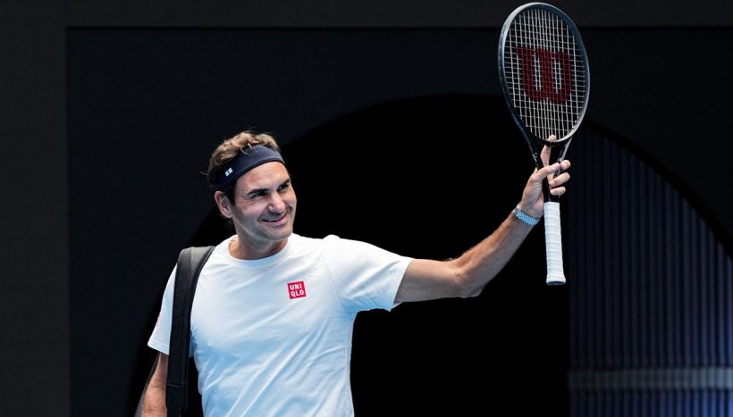 Federer torna in campo e batte Ruud al tie-break: l'ovazione di Melbourne dopo lo sgarbo a Sinner