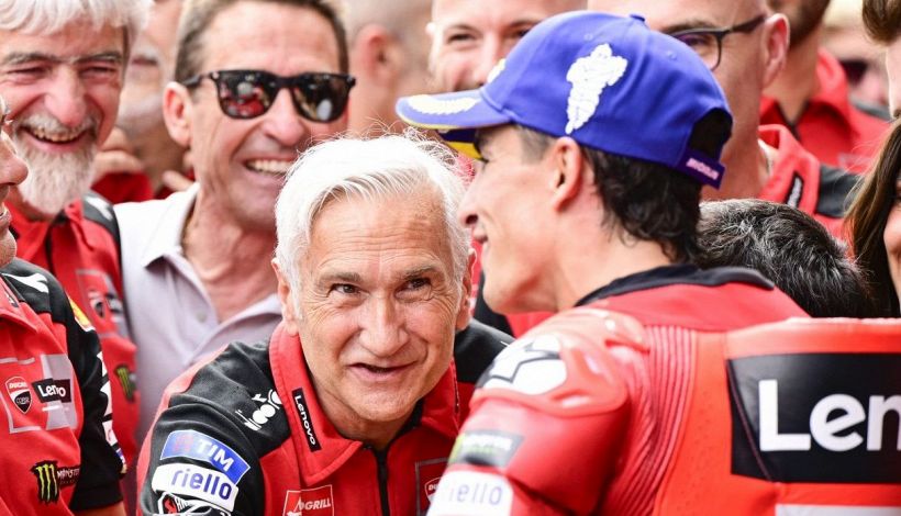 Bagnaia rigenerato, Tardozzi è sicuro ma su Marquez frena: "Non è al 100%". Toprak se la spassa tra moto e rally