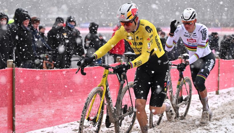 Van der Poel rincuora Van Aert dopo la frattura alla caviglia destra e l'operazione. Tornerà per le classiche del Nord?