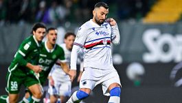 Avellino-Sampdoria, moviola: il Var fa rivedere 28 volte l’azione ma l’arbitro non cambia idea