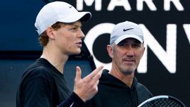 Sinner ritrova Cahill ma perde Vagnozzi al 1 Point Slam. Laver snobba Jannik: “Ecco perché Alcaraz è favorito all’AO”