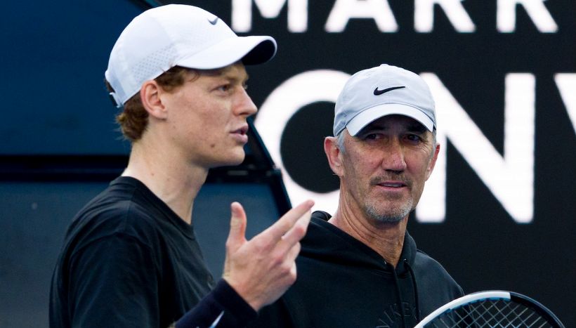 Sinner ritrova Cahill ma perde Vagnozzi al 1 Point Slam. Laver snobba Jannik: “Ecco perché Alcaraz è favorito all’AO”