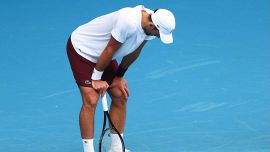 Djokovic fuori forma e infortunato, Sinner-Alcaraz senza rivali all’AO: dopo Rune e Draper anche Nole è a rischio