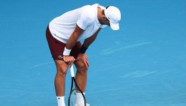 Djokovic fuori forma e infortunato, Sinner-Alcaraz senza rivali all’AO: dopo Rune e Draper anche Nole è a rischio