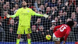Manchester City, crollo nel derby: Donnarumma non basta contro lo United, flop Haaland, Zirkzee più vicino alla Roma