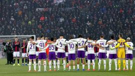 Morte Commisso: maglia celebrativa della Fiorentina, fiori, lacrime e cori incivili degli ultrà del Bologna
