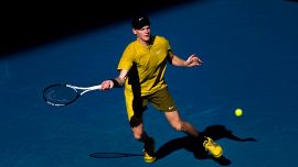 Australian Open, primo guaio per Sinner: litiga per la racchetta e torna al passato. Jannik nervoso anche con la Nike