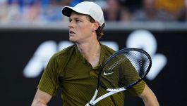 Australian Open, Sinner da urlo contro Shelton battuto in tre set. In semifinale c'è Djokovic