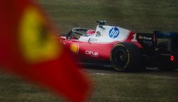 Test Barcellona, il giorno dopo della Ferrari: Leclerc e Hamilton prudenti, e Lewis mette già in riga la squadra