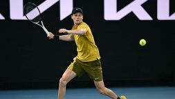 Australian Open, Sinner domina il derby contro Darderi e lancia un segnale al torneo. Ai quarti uno tra Ruud o Shelton