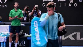 Musetti, beffa atroce: ritiro e lacrime a un passo dal sogno. Djokovic nervoso e fortunato, che sfuriata con l’arbitro