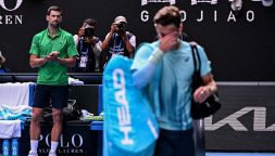 Musetti, beffa atroce: ritiro e lacrime a un passo dal sogno. Djokovic nervoso e fortunato, che sfuriata con l’arbitro