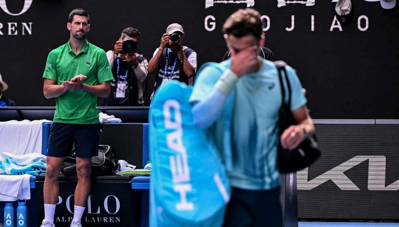 Musetti, beffa atroce: ritiro e lacrime a un passo dal sogno. Djokovic nervoso e fortunato, che sfuriata con l’arbitro