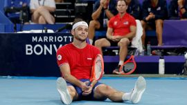 Taylor Fritz lancia l'allarme: potrebbe fermarsi per risolvere la tendinopatia al ginocchio. Wawrinka 'avverte' Cobolli