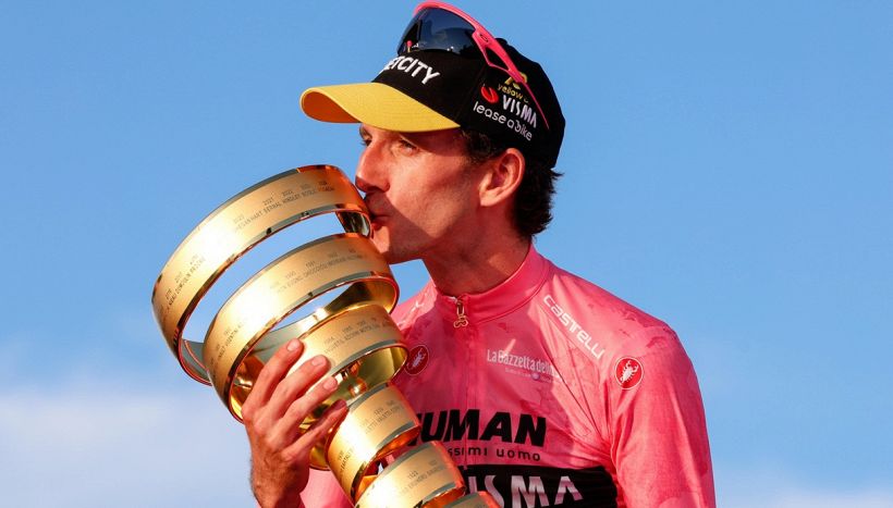 Simon Yates dice basta, il vincitore dell'ultimo Giro d'Italia annuncia il ritiro: il toccante messaggio d'addio