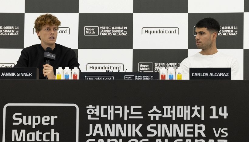 Sinner in Corea pensa all’AO e avvisa Alcaraz: la rivelazione sul giovane Carlos e l’annuncio che scatena i tifosi
