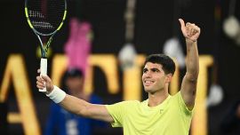 Australian Open, occhio Sinner: Alcaraz si riscatta dopo la figuraccia e travolge De Minaur. Il mistero di Carlos