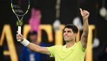 Australian Open, occhio Sinner: Alcaraz si riscatta dopo la figuraccia e travolge De Minaur. Il mistero di Carlos