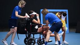 Australian Open, il caldo spaventa: Stakusic crolla come Sinner ed esce in carrozzina, Alcaraz in difficoltà