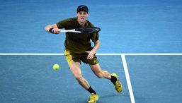 Sinner costretto a scegliere tra Kyrgios e Kim Jong-un, Jannik in imbarazzo. E al Melbourne spunta un nuovo pericolo