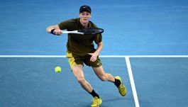 Sinner costretto a scegliere tra Kyrgios e Kim Jong-un, Jannik in imbarazzo. E al Melbourne spunta un nuovo pericolo