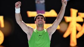 Australian Open, Alcaraz soffre ma batte Hanfmann e svela l’appuntamento segreto con Federer: Roger nuovo coach?