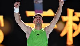 Australian Open, Alcaraz soffre ma batte Hanfmann e svela l’appuntamento segreto con Federer: Roger nuovo coach?