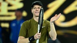 Australian Open, Sinner in versione “demone”: Duckworth non urla più. Jannik sfotte Vagnozzi e fa emozionare un bimbo