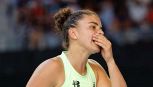 Australian Open, Paolini vittima di un malore: il crollo contro la 18enne Jovic. E spunta il giallo dei “cheeseburgers”