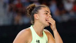 Australian Open, Paolini vittima di un malore: il crollo contro la 18enne Jovic. E spunta il giallo dei “cheeseburgers”