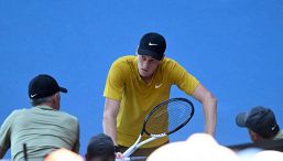 Sinner, Cahill a colloquio con Craig Tiley: il video che scatena le teorie del complotto. L’allarme di Henman e Becker