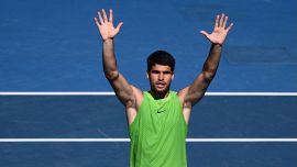 Australian Open, Alcaraz batte Paul dopo un lungo stop per un malore: spogliarello e proposte di matrimonio per Carlos