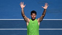 Australian Open, Alcaraz batte Paul dopo un lungo stop per un malore: spogliarello e proposte di matrimonio per Carlos