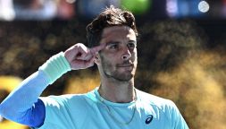 Musetti fa la storia ma non esulta, il messaggio è toccante: “Difficile parlarne”. Demolito Fritz, ora la vendetta con Djokovic