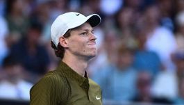 Sinner da record nel solco di Sampras e Djokovic ma un segnale preoccupa. Darderi show tra urla e racchette che volano