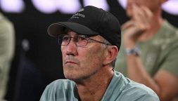 Sinner, Cahill demolisce le teorie del complotto e rivela: “Mai visto una cosa del genere”. Poi il retroscena sul derby con Darderi