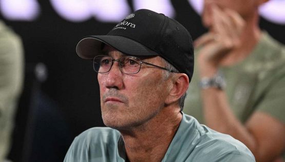 Sinner, Cahill demolisce le teorie del complotto e rivela: “Mai visto una cosa del genere”. Poi il retroscena sul derby con Darderi