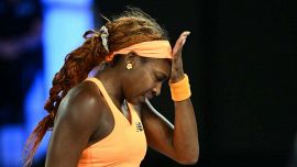Australian Open, il caldo gioca brutti scherzi: Coco Gauff distrugge la racchetta, Zverev se la prende con Sinner e Alcaraz
