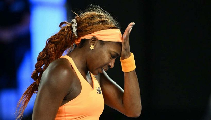 Australian Open, il caldo gioca brutti scherzi: Coco Gauff distrugge la racchetta, Zverev se la prende con Sinner e Alcaraz