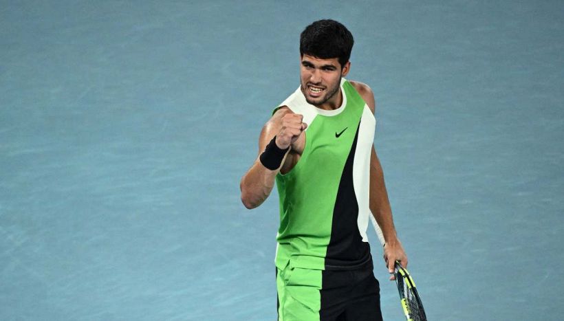 Alcaraz, la prima semifinale a Melbourne è una dimostrazione di forza: De Minaur demolito. Ferrero: “Che tristezza”
