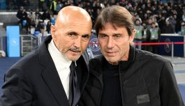 Spalletti, doppia replica a Conte: prima il video sui social (con gaffe), poi la battuta al veleno in conferenza