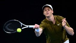 Sinner, il “giallo fisioterapista” scatena l’allarme sui social: cosa è successo nel terzo set. Jannik studia matematica con Courier