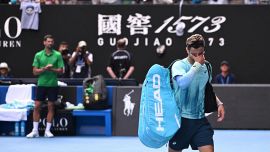 Musetti, il ritiro contro Djokovic scatena i veleni sul web: “Non è un combattente”. Rune lo rincuora e lo difende