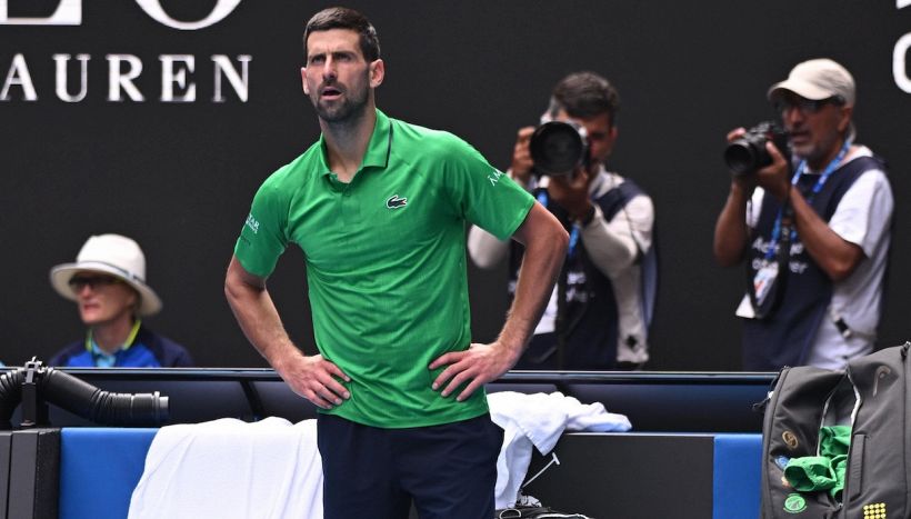 Djokovic nervoso, la domanda su Sinner e Alcaraz scatena l’ira di Nole sul giornalista: “Sei irrispettoso”
