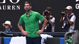 Djokovic, Sinner non è l’unico rivale. L’affondo di Courier: “Doveva essere già in aereo”, Becker: “E’ imbarazzante”