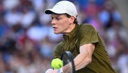 Clamoroso all'Australian Open, Djokovic rimonta un Sinner sprecone e vola in finale contro Alcaraz